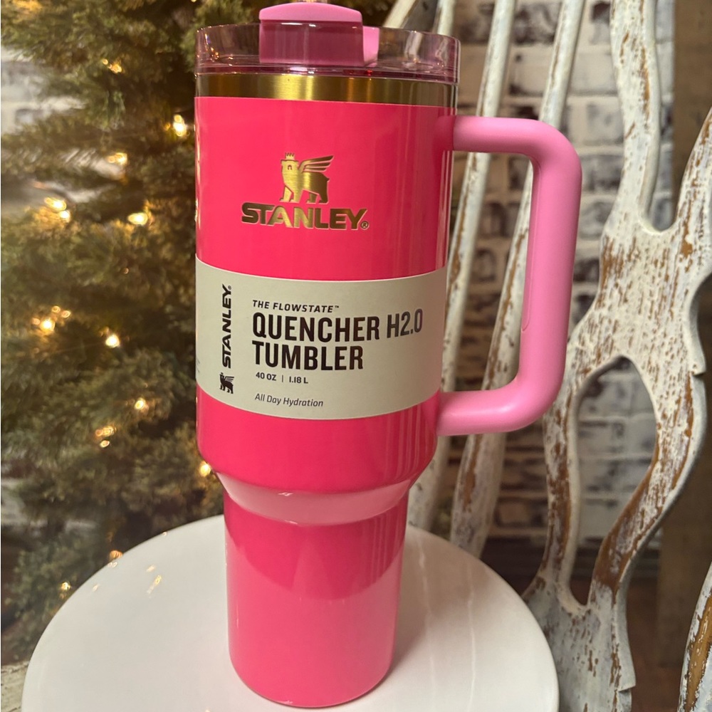 Stanley Pink Parade 🎀 The 40-ounce Quencher H2.0 FlowState Tumbler🎀